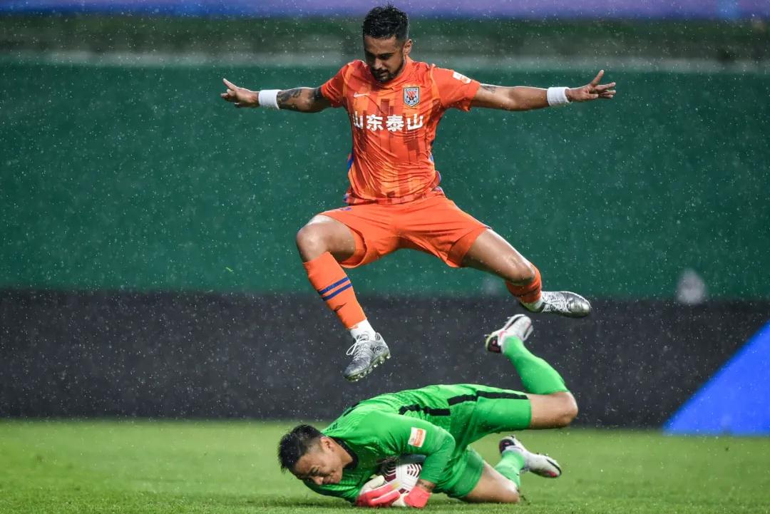 هداف الدوري السعودي موسم ٢٠٢٣٢٠٢٤من يتصدر السباق نحو لقب الهداف؟